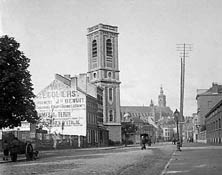 Rue André Masquelier, avec la Tour du Val des Ecoliers