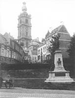 Le square Saint Germain, avec le monument à François Dolez