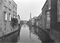 Saint-Ghislain, la Haine vue du pont dans la Grand rue (av. 1900)