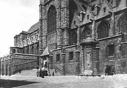 Collégiale Ste. Waudru et place du Chapitre