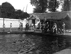 A la piscine, 1er juin 1903