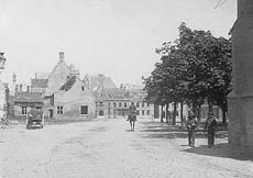 The main street in Loo, june 1916.